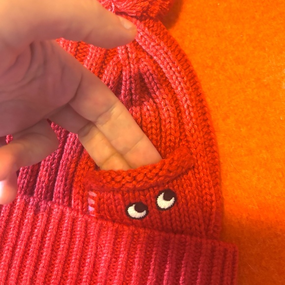 Anya Hindmarch Uniqlo red touch of wool heattech pompom beanie hat NWT - Picture 3 of 8